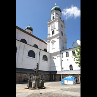 Passau, Dom St. Stephan, Domhof mit Patronatsbrunnen von Leopold Hafner (1979)
