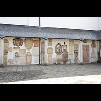 Passau, Dom St. Stephan, Grabsteine im Domhof aus verschiedenen Standorten hierher gebracht