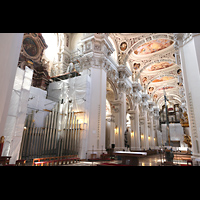 Passau, Dom St. Stephan, Blick ins Langhaus auf die Orgelbaustelle (2025) mit noch leerem Gehuse