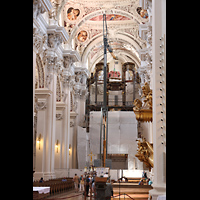 Passau, Dom St. Stephan, Noch leeres Hauptorgelgehuse und Kran zum Hochhieven der Pfeifen