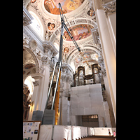 Passau, Dom St. Stephan, Noch leeres Hauptorgelgehuse und Kran zum Hochhieven der Pfeifen