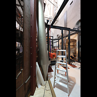 Passau, Dom St. Stephan, Unterer Teil der 32'-Prinzipalbass-Pfeifen fr den Wiedereinbau 2025