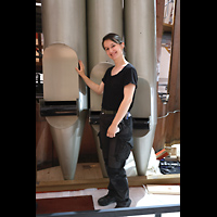 Passau, Dom St. Stephan, Mitarbeiterin von Orgelbau Klais vor dem Steinmeyer-Prinzipalbass 32' CCC