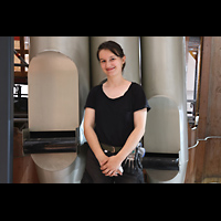 Passau, Dom St. Stephan, Mitarbeiterin von Orgelbau Klais vor dem Steinmeyer-Prinzipalbass 32' CCC