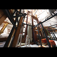 Passau, Dom St. Stephan, 20 Tonnen-Stahlgerst im Aufbau hinter dem Hauptorgelgehuse (2025)