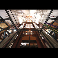 Passau, Dom St. Stephan, 20 Tonnen-Stahlgerst im Aufbau hinter dem Hauptorgelgehuse (2025)