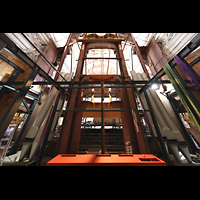 Passau, Dom St. Stephan, 20 Tonnen-Stahlgerst im Aufbau hinter dem Hauptorgelgehuse (2025)