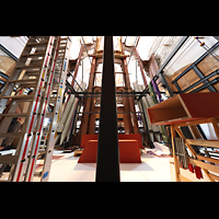 Passau, Dom St. Stephan, 20 Tonnen-Stahlgerst im Aufbau hinter dem Hauptorgelgehuse (2025)