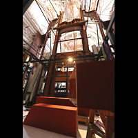 Passau, Dom St. Stephan, 20 Tonnen-Stahlgerst im Aufbau hinter dem Hauptorgelgehuse (2025)