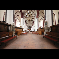 Tangermnde, St. Stephan, Blick vom Hochaltar durch die gesamte Kirche zur Orgel