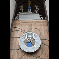 Tangermnde, St. Stephan, Astronomische Uhr von Volker Schulz (2023) an der Hochaltars-Rckwand