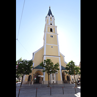 Vilshofen, Stadtpfarrkirche St. Johannes der Tufer, Ansicht von Westen vom Kirchplatz