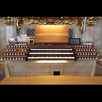 Vilshofen, Stadtpfarrkirche St. Johannes der Tufer, Spieltisch