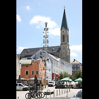 Waldkirchen, St. Peter und Paul (Bayernwalddom), Ansicht vom Marktplatz auf den 67 m hohen Turm