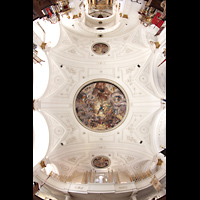 Weilheim i.OB., Stadtpfarrkirche Mari Himmelfahrt, Blick zur Decke und zentralem Gemlde (1627), auf Orgel und Altar