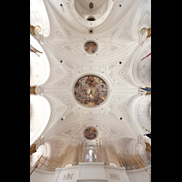 Weilheim i.OB., Stadtpfarrkirche Mari Himmelfahrt, Blick zur Decke und zentralem Gemlde (1627), auf Orgel und Altar