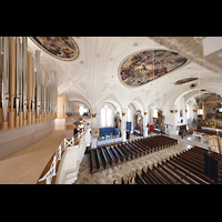 Weilheim i.OB., Stadtpfarrkirche Mari Himmelfahrt, Blick von der Seite der Orgelempore in die Kirche