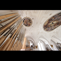 Weilheim i.OB., Stadtpfarrkirche Mari Himmelfahrt, Blick von der Seite der Orgelempore zur Decke