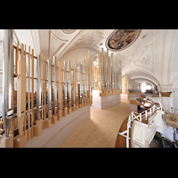 Weilheim i.OB., Stadtpfarrkirche Mari Himmelfahrt, Blick von der Seite der Orgelempore auf Orgel und Spieltisch