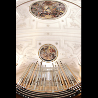 Weilheim i.OB., Stadtpfarrkirche Mari Himmelfahrt, Orgel und Blick zur Decke