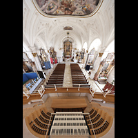 Weilheim i.OB., Stadtpfarrkirche Mari Himmelfahrt, Blick ber den Spieltisch in die Kirche