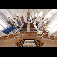 Weilheim i.OB., Stadtpfarrkirche Mari Himmelfahrt, Blick ber den Spieltisch in die Kirche