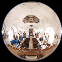 Weilheim i.OB., Stadtpfarrkirche Mari Himmelfahrt, Blick ber den Spieltisch in die Kirche
