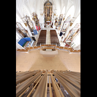Weilheim i.OB., Stadtpfarrkirche Mari Himmelfahrt, Blick ber die Prospektpfeifen auf den Spieltisch und in die Kirche