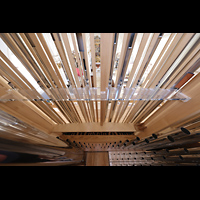 Weilheim i.OB., Stadtpfarrkirche Mari Himmelfahrt, Blick durch die Prospektpfeifen auf den Spieltisch und in die Kirche