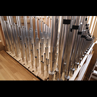 Weilheim i.OB., Stadtpfarrkirche Mari Himmelfahrt, Pfeifen im Positiv (linker Gehuseteil)