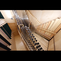 Weilheim i.OB., Stadtpfarrkirche Mari Himmelfahrt, Pfeifen im Schwellwerk (rechter Gehuseteil)