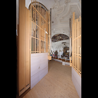 Weilheim i.OB., Stadtpfarrkirche Mari Himmelfahrt, Blick zwischen Hauptwerk/Pedal (links) und Positiv (rechts) in die Kirche