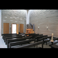 Berlin, Katholische Akademie, St. Thomas von Aquin, Innenraum / Hauptschiff in Richtung Orgel