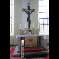 Templin, Maria-Magdalenen-Kirche, Altar mit Kreuz
