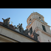 Berlin, Hoffnungskirche, Figurengruppe am Dach mit Turm
