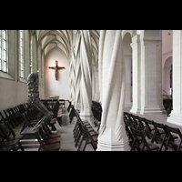 Braunschweig, Dom St. Blasii, Blick zum Imervard-Kreuz im nrdlichen Seitenschiff