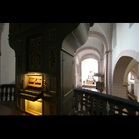 Höxter, Ev. Stadtkirche St. Kiliani, Spieltisch, Orgel mit Blick in die Kirche