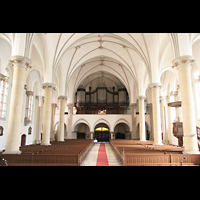 Berlin, Ss. Corpus Christi Kirche, Innenraum / Hauptschiff in Richtung Orgel vor der Restaurierung