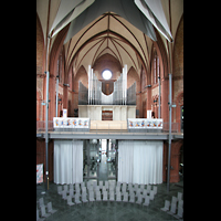 Berlin, Heilig-Kreuz-Kirche (Kirche zum Heiligen Kreuz), Innenraum / Hauptschiff in Richtung Orgel