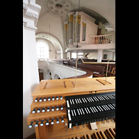 Dachau, St. Jakob, Elektrischer Spieltisch mit Blick zur Orgel