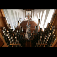 Memmingen, St. Josef, Blick über die Pfeifen des Rückpositivs in die Kirche
