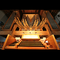 Memmingen, St. Josef, Spieltisch und Orgel