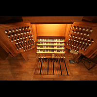 Linz, Maria-Empfängnis-Dom, Spieltisch der großen Orgel perspektivisch