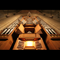 Linz, Maria-Empfängnis-Dom, Große Orgel - Spieltisch und Blick nach oben