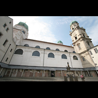 Passau, Dom St. Stephan, Domhof mit Blick aufs Seitenschiff, Kuppel und Türmen