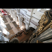 Passau, Dom St. Stephan, Blick vom Dach der Orgel auf die Empore und in den Dom
