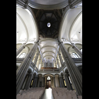 Stuttgart, Matthuskirche, Vierung mit Blick in die Kuppel und zur Orgel