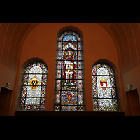 lesund, Kirke, Bunte Glasfenster zwischen den beiden Hauptorgelprospekten