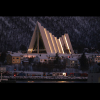 Troms, Ishavskatedralen (Eismeer-Kathedrale), Anfahrt mit der Hurtigruten mit Blick zur Kathedrale am Abend