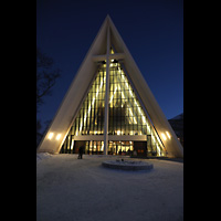 Troms, Ishavskatedralen (Eismeer-Kathedrale), Auenansicht mit Fassade bei Nacht